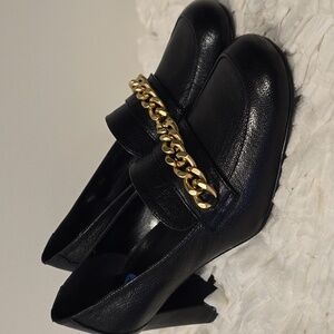 Tahari Ta-Lulu Women's 6.5 Black Leather Heels With A Gold-Tone Chain Accent